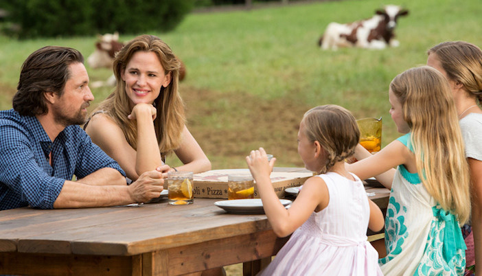 Là bà mẹ mẫu mực bậc nhất Hollywood, Jennifer Garner cũng thường xuyên hoá thân vào những vai diễn người vợ, người mẹ của gia đình. Gần như hình ảnh cô làm hậu phương cho chồng, ở nhà chăm sóc các con đã trở nên quen thuộc. Khán giả có thể bắt gặp chính Jennifer Garner ngoài đời trong những bộ phim như Camping (2018), Love, Simon (2018), Miracles from Heaven (2016),