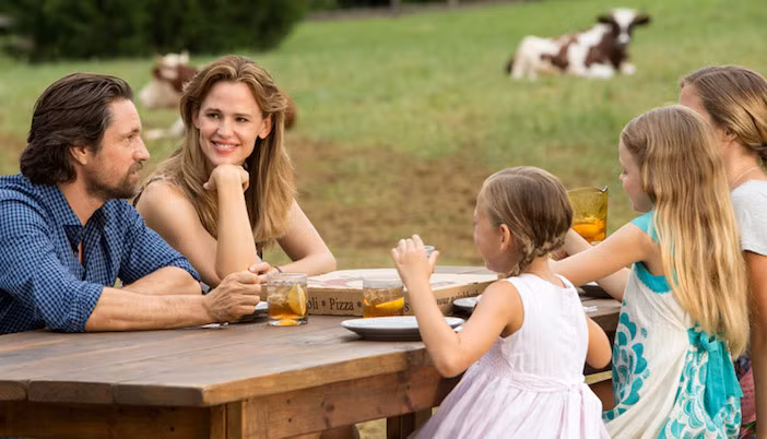 Là bà mẹ mẫu mực bậc nhất Hollywood, Jennifer Garner cũng thường xuyên hoá thân vào những vai diễn người vợ, người mẹ của gia đình. Gần như hình ảnh cô làm hậu phương cho chồng, ở nhà chăm sóc các con đã trở nên quen thuộc. Khán giả có thể bắt gặp chính Jennifer Garner ngoài đời trong những bộ phim như Camping (2018), Love, Simon (2018), Miracles from Heaven (2016),