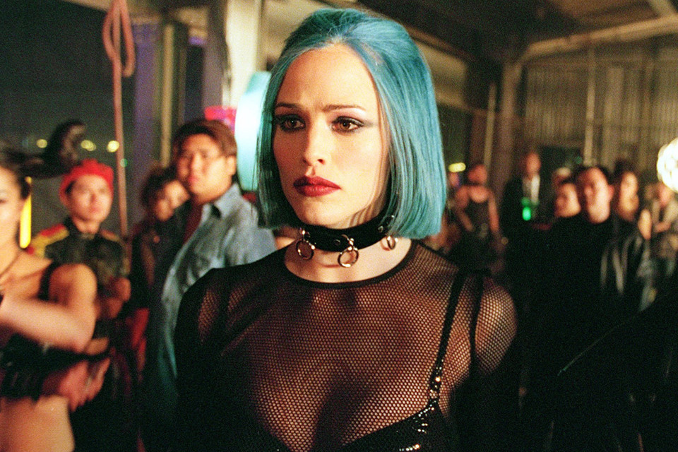 Không gò bó trong hình ảnh đả nữ mạnh mẽ hay ngọc nữ ngoan hiền, Jennifer Garner chăm chỉ và luôn đa dạng vai diễn của mình. Cô từng đóng nhiều dạng vai khác nhau từ kiêu kỳ cá tính, nổi loạn đến hài hước, sôi nổi. Nữ diễn viên biến hóa đa dạng và gây nhiều bất ngờ trong những phim hài như Catch and Release (2006), Juno (2007), Ghosts of Girlfriends Past (2009), Valentine's Day (2010).