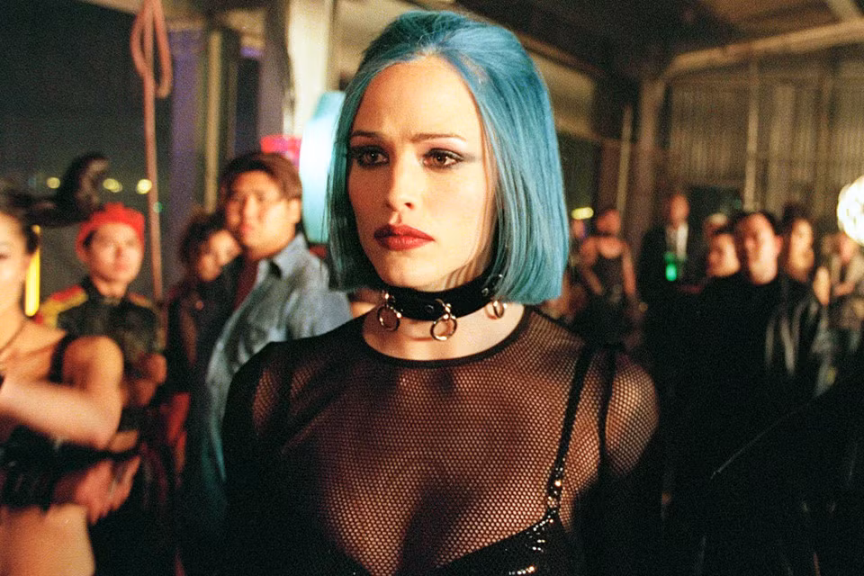 Không gò bó trong hình ảnh đả nữ mạnh mẽ hay ngọc nữ ngoan hiền, Jennifer Garner chăm chỉ và luôn đa dạng vai diễn của mình. Cô từng đóng nhiều dạng vai khác nhau từ kiêu kỳ cá tính, nổi loạn đến hài hước, sôi nổi. Nữ diễn viên biến hóa đa dạng và gây nhiều bất ngờ trong những phim hài như Catch and Release (2006), Juno (2007), Ghosts of Girlfriends Past (2009), Valentine's Day (2010).