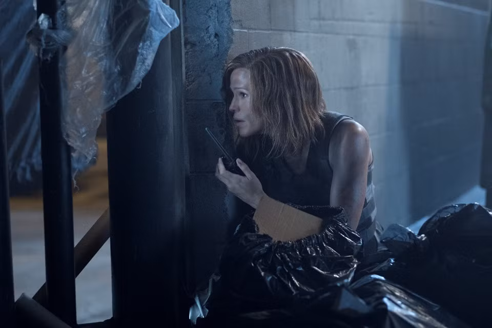 Kể từ khi kết hôn với Ben Affleck vào năm 2005, nữ diễn viên Jennifer Garner chỉ đóng những bộ phim hài hoặc tâm lý và đa phần trong số đó là vai phụ. Đã khá lâu kể từ lần cuối Garner đảm nhận vai diễn đậm chất hành động như thế này. Những phản hồi tốt của khán giả cho thấy khả năng đánh đấm của cô vẫn chưa bị mai một. Từng là ngôi sao hành động trong thập niên 2000, Jennifer Garner không gặp nhiều khó khăn khi mang đến cho người xem những pha chiến đấu đầy hấp dẫn. Đặc biệt các pha cận chiến trong phim được nữ diễn viên 46 tuổi thực hiện đẹp mắt.