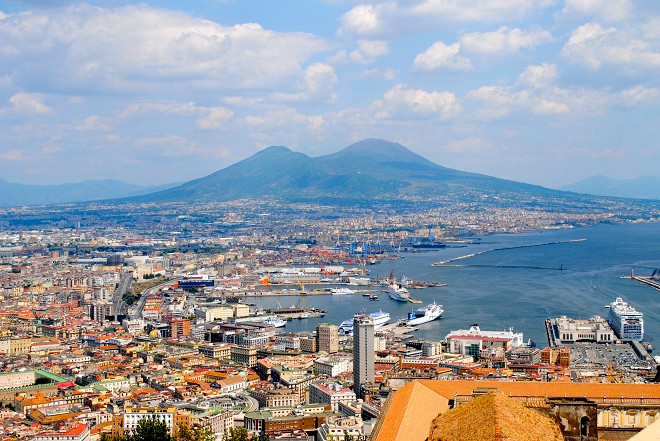 Núi lửa Vesuvius nhìn từ thành phố Naples, Ý.