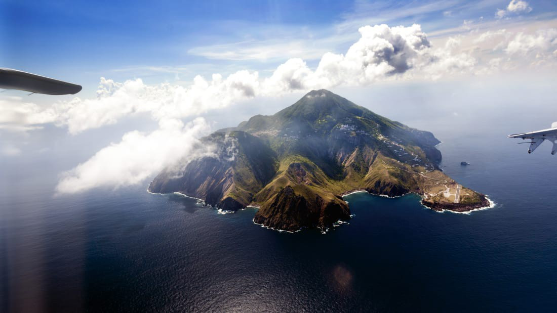 Juancho E Irausquin là sân bay duy nhất trên hòn đảo Saba thuộc vùng Caribbe. Đây là sân bay có đường băng ngắn nhất thế giới, chỉ 395 mét. Hai đầu đường băng này đều là vách đá hướng ra biển, còn bên sườn là các dãy núi cao. Thông thường, một đường băng cần có chiều dài ít nhất 1,8 km để cho máy bay có trọng lượng dưới khoảng 90 tấn cất/hạ cánh. Đối với những máy bay có trọng lượng lớn hơn, đường băng phải dài ít nhất 2,4km.