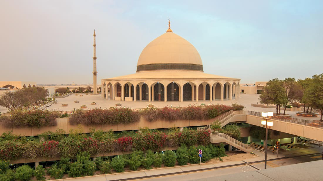 Sân bay Quốc tế King Fahd của Saudi Arabia tuyên bố có tổng diện tích tới 78.000 hecta nhưng phần diện tích sử dụng cho sân bay chỉ là 3.675 hecta. Dù vậy, đây cũng là sân bay có tổng diện tích lớn nhất thế giới.