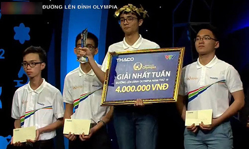 Bốn chàng trai làm nên trận đấu "Đường lên đỉnh Olympia" kịch tính đến phút cuối. Từ trái qua: Đình Thống, Đông Dương, Thành Đạt và Quốc Trung. Ảnh cắt từ clip.