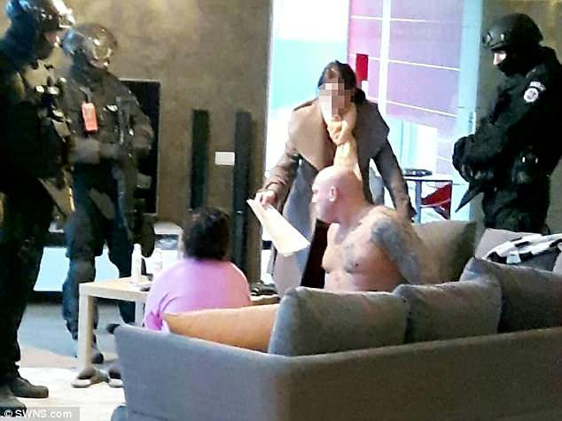 Mulvey bị đặc nhiệm Lithuania bắt giữ.