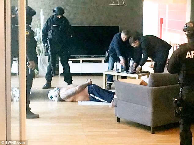 Mulvey có lẽ không ngờ rằng có ngày mình bị bắt giữ, chĩa súng vào đầu.