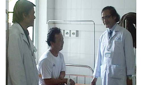 Bệnh nhân H. (giữa) suýt chết vì ăn phải sứa độc mua ở chợ. (Ảnh: Công Tuyển)