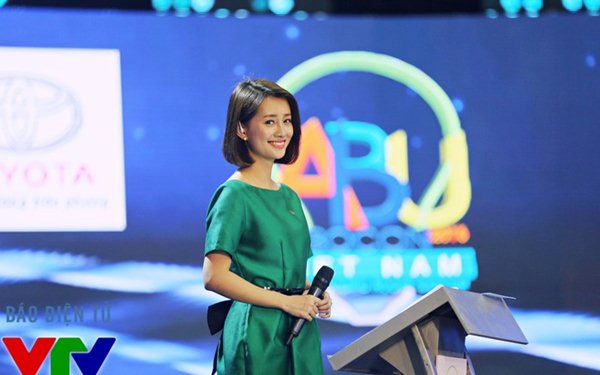 Quỳnh Chi thường đầu tư quần áo nhiều cho những show dẫn giải trí để thỏa mãn thể hiện tính cách thời trang bản thân.