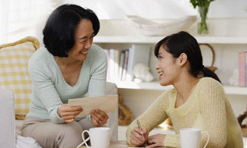 Buc anh he lo moi quan he giua bo chong giau co va chi dau