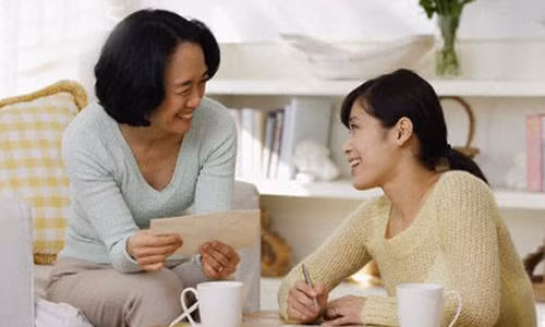 Buc anh he lo moi quan he giua bo chong giau co va chi dau