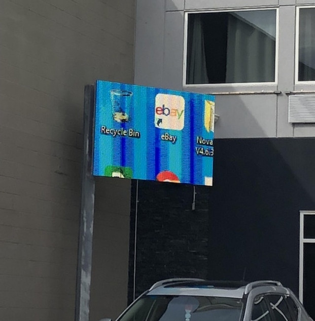 Khi bạn chiếu nhầm màn hình desktop lên bảng thông báo.