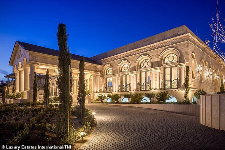 Hầm để xe của Mayweather cũng thuộc dạng "khủng" với khoảng 40 chiếc siêu xe khác nhau.