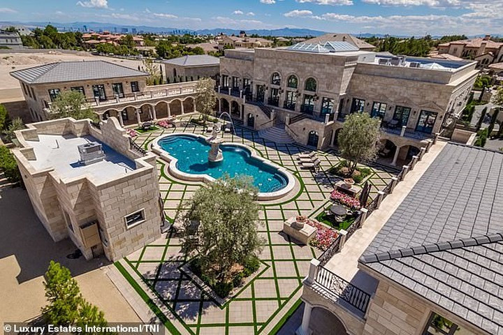 Riêng số phòng ngủ trong biệt thự đã chiếm đến 11 phòng, ngoài ra còn 2 phòng khách, 2 phòng giải trí, hầm rượu, hồ bơi...