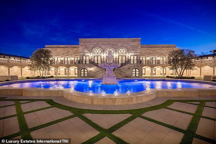 Khu vực ngoài trời có thể tổ chức tiệc tùng cho khoảng 1.000 người.