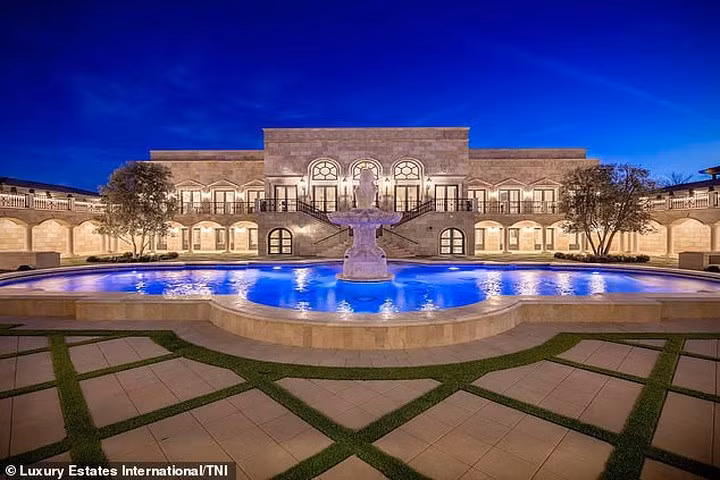 Khu vực ngoài trời có thể tổ chức tiệc tùng cho khoảng 1.000 người.