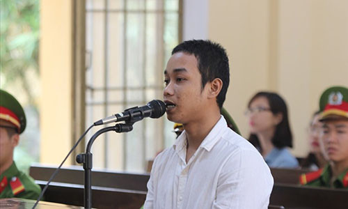 Chân dung người chồng vũ phu ra tay tạt xăng đốt vợ. Ảnh: ST