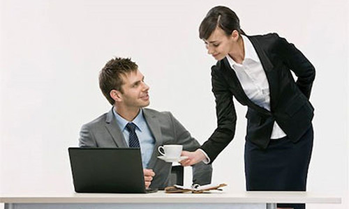 Cac co thu ky da lam gi tren mat ban lam viec cua sep?