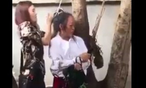 Người phụ nữ ăn trộm bị trói tay, tát liên tiếp vào mặt. Ảnh cắt từ clip