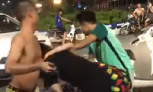 Mặc người yêu đánh ghen với bồ nhí, chàng trai tuyên bố "sốc" Mac nguoi yeu danh ghen voi bo nhi, chang trai tuyen bo