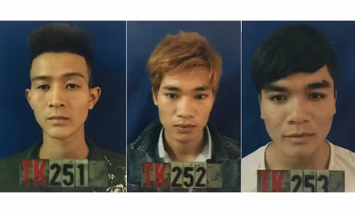 Vi Văn Kiều (ngoài cùng bên trái) và 2 đối tượng tại cơ quan công an.