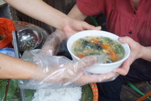 Bát bún ốc tại hàng bún gia truyền có thâm niên 26 năm.