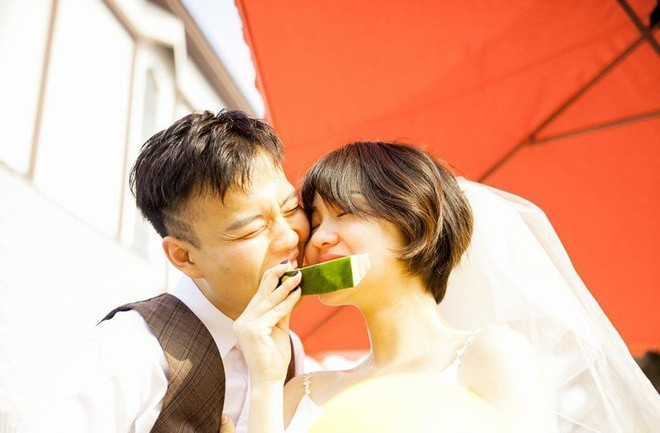 Một số người dùng mạng cho rằng nhiếp ảnh gia và cô dâu chú rể đã lấy cảm hứng từ mùa hè nhiệt đới để chụp bộ ảnh này. Lý do bởi xuyên suốt bộ ảnh, ngoài sắc đen trắng chủ đạo trong trang phục của cô dâu chú rể còn có sắc vàng của chanh tươi hay bóng bay, sắc đỏ của dưa hấu,… Đây chính là cái khéo léo của ekip chụp bộ ảnh này. Không cần dùng quá nhiều đạo cụ, chỉ một vài nét chấm phá cũng đủ gọi về cả mùa hè với những gì tươi mát, giàu sức sống nhất.