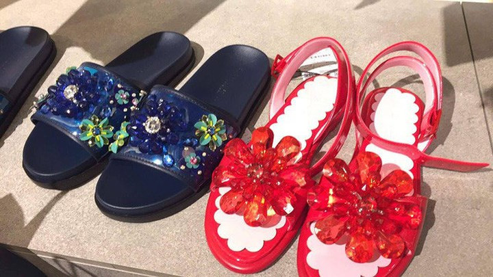 2 mẫu dép hoa nhựa được bày bán trong store của Zara với giá 800.000 - 1 triệu đồng/đôi.