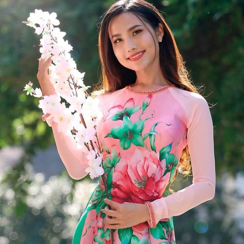 Sau cuộc thi, cô được tài trợ phẫu thuật thẩm mỹ gương mặt và nâng ngực. Hoài Sa phải làm thêm nghề mẫu và nhân viên phục vụ quán bar, vừa trau dồi thêm tiếng Anh vừa có thu nhập cao. Cũng nhờ đó, cô biết được văn hóa nhiều nước.