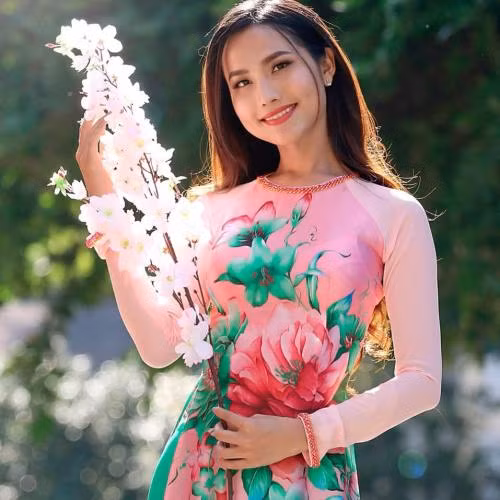 Sau cuộc thi, cô được tài trợ phẫu thuật thẩm mỹ gương mặt và nâng ngực. Hoài Sa phải làm thêm nghề mẫu và nhân viên phục vụ quán bar, vừa trau dồi thêm tiếng Anh vừa có thu nhập cao. Cũng nhờ đó, cô biết được văn hóa nhiều nước.