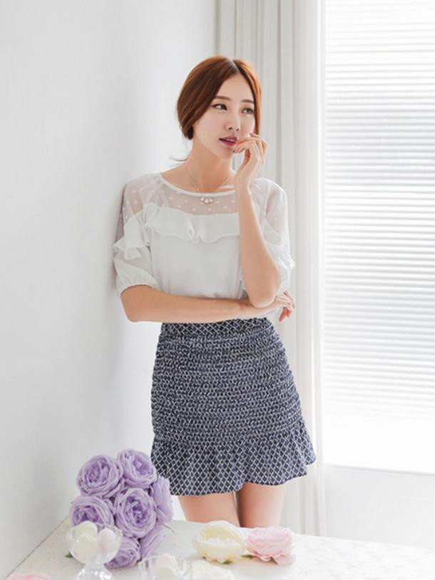 Váy xòe béo nhún Kiểu dáng váy này thường ôm phần hông và xòe phần dưới giúp phụ nữ trông thon gọn hơn nhiều. Váy xòe gấu thích hợp với các nàng mũm mĩm và các cô gái “nấm lùn”. Kiểu váy này rất đa dạng về màu sắc, họa tiết, do đó rất dễ kết hợp với các mẫu áo khác nhau.