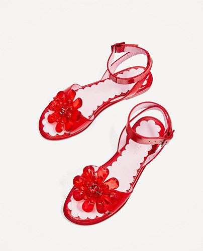 Hình trên website của hãng mẫu dép nhựa mới ra.