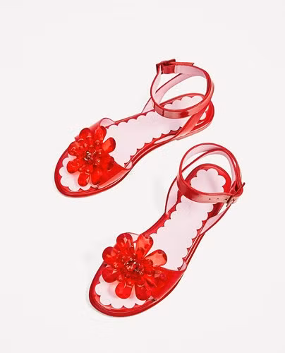 Hình trên website của hãng mẫu dép nhựa mới ra.