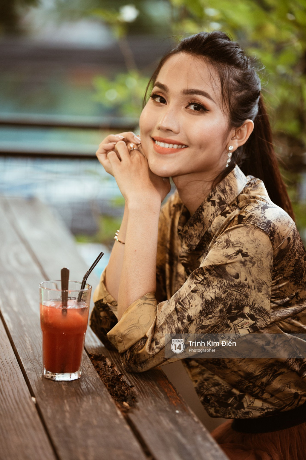 Học xong cấp ba, cô thi đậu ngành tiếng Hàn trường Cao đẳng Văn hóa Nghệ thuật Du lịch Sài Gòn. Học được nửa năm, Hoài Sa bỏ vì không đủ tiền nộp học phí. Con đường học vấn dang dở cùng ánh mắt kỳ thị, Hoài Sa nhiều lần rơi vào ngõ cụt lại không có ba mẹ ở bên cạnh. Bản tính đàn ông còn sót lại đã giúp cô vực dậy, mạnh mẽ vượt qua mọi sóng gió. Lúc này, Hoài Sa quyết định tiêm hormone nữ để cơ thể mềm mại nữ tính hơn. "Tôi được người quen giới thiệu đi thi hoa hậu chuyển giới. Cuộc đời tôi bắt đầu sang trang mới", cô gái 9x chia sẻ.