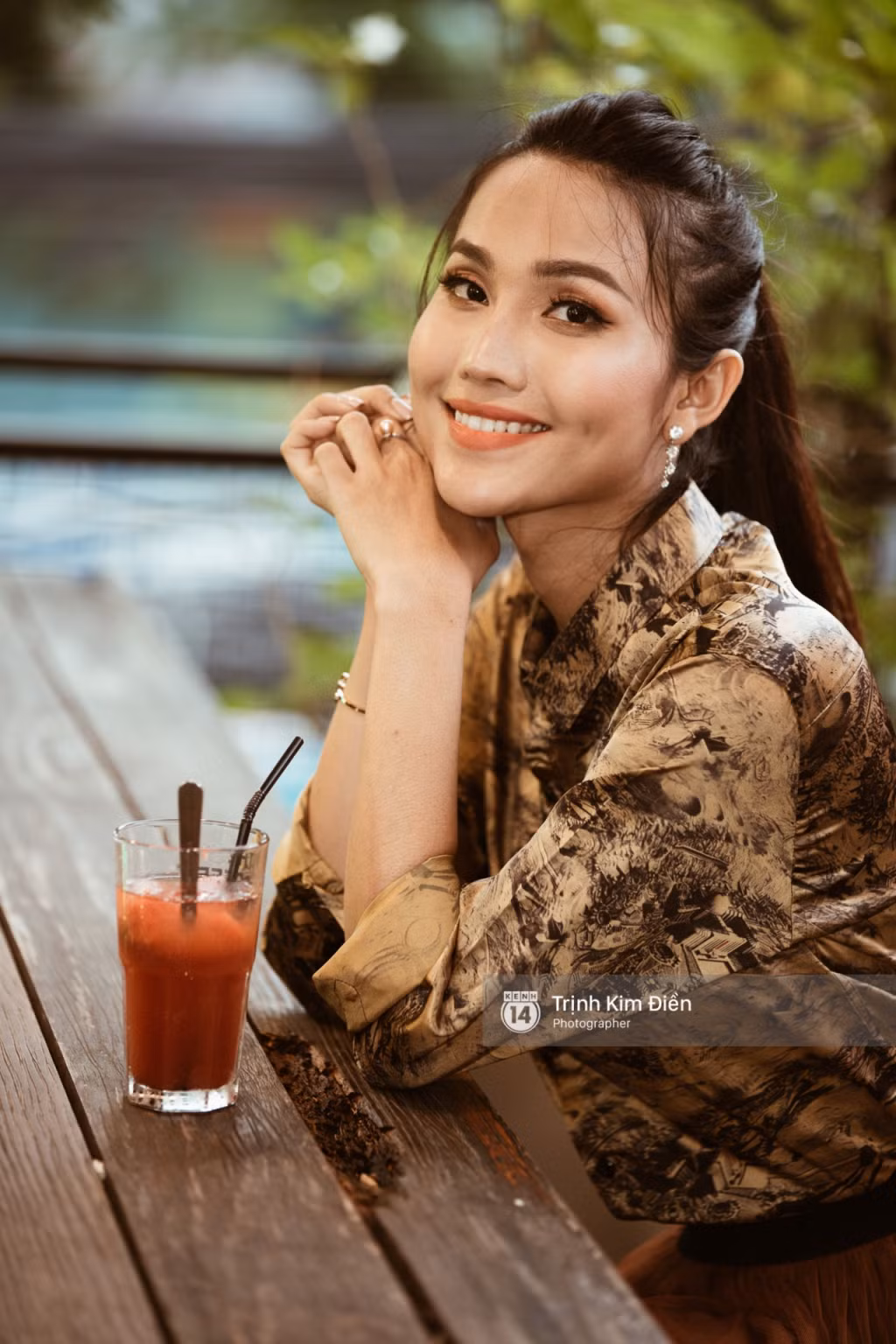 Học xong cấp ba, cô thi đậu ngành tiếng Hàn trường Cao đẳng Văn hóa Nghệ thuật Du lịch Sài Gòn. Học được nửa năm, Hoài Sa bỏ vì không đủ tiền nộp học phí. Con đường học vấn dang dở cùng ánh mắt kỳ thị, Hoài Sa nhiều lần rơi vào ngõ cụt lại không có ba mẹ ở bên cạnh. Bản tính đàn ông còn sót lại đã giúp cô vực dậy, mạnh mẽ vượt qua mọi sóng gió. Lúc này, Hoài Sa quyết định tiêm hormone nữ để cơ thể mềm mại nữ tính hơn. "Tôi được người quen giới thiệu đi thi hoa hậu chuyển giới. Cuộc đời tôi bắt đầu sang trang mới", cô gái 9x chia sẻ.