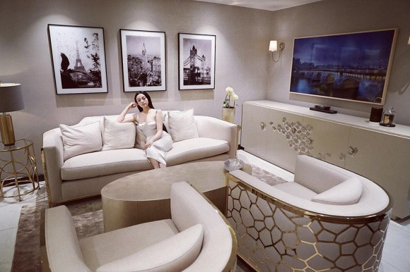 Huyền Baby tên thật là Đặng Ngọc Huyền, được biết đến từ sau khi tham gia cuộc thi Miss Teen 2009. Nhan sắc ngọt ngào, trong sáng của cô nàng được nhiều người đánh giá cao. Từ khi lấy chồng đại gia, cuộc sống của cựu hot girl này "lên hương" trông thấy: Ngập trong hàng hiệu, vi vu khắp thế giới... và sống trong căn hộ sang trọng như khách sạn 5 sao.