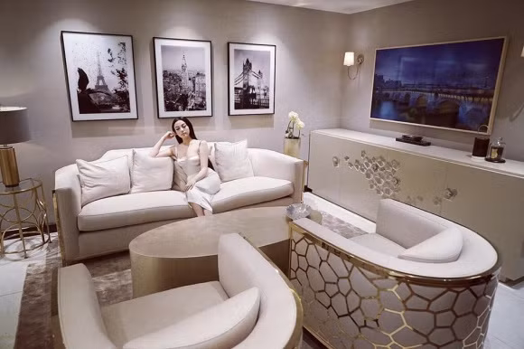 Huyền Baby tên thật là Đặng Ngọc Huyền, được biết đến từ sau khi tham gia cuộc thi Miss Teen 2009. Nhan sắc ngọt ngào, trong sáng của cô nàng được nhiều người đánh giá cao. Từ khi lấy chồng đại gia, cuộc sống của cựu hot girl này "lên hương" trông thấy: Ngập trong hàng hiệu, vi vu khắp thế giới... và sống trong căn hộ sang trọng như khách sạn 5 sao.