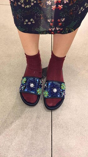 Nếu không được bày bán trong cửa hàng chính hãng của Zara, có lẽ chẳng ai tin những đôi dép này là hàng hiệu với giá bán cả triệu đồng.