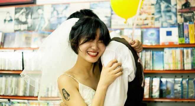 Hình ảnh trong bộ ảnh cưới chụp máy phim đang được người dùng MXH dành nhiều lời khen.