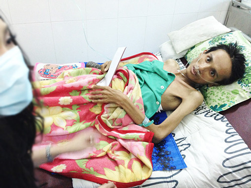 Cuối năm 2014, Thái Lan Viên phải tạm ngưng việc ca hát để điều trị bệnh lao phổi, viêm phổi và khí tràn dịch phổi. Nam ca sĩ trẻ nhập viện trong tình trạng nguy kịch, phổi bị teo, chai và bị huỷ hoại đến 95%. Thời điểm đó, anh sút cân (24 kg), chỉ còn da gọc xương.