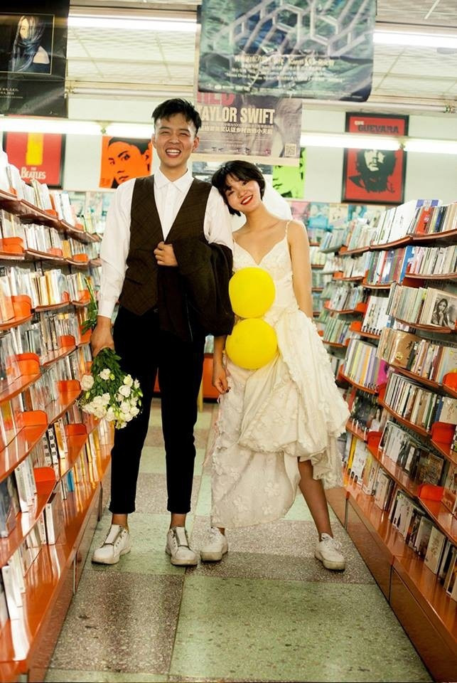 Thế nào là một bộ ảnh cưới “thành công”? Hình ảnh rõ nét, bố cục hợp lý, concept độc đáo hay cô dâu chú rể nổi bần bật long lanh như người mẫu chuyên nghiệp trong từng bức ảnh? Nếu đáp ứng những tiêu chí trên, quả thật bộ ảnh đó có thể là một bộ ảnh đẹp, gây ấn tượng về mặt thẩm mỹ với không ít người. Tuy nhiên yếu tố “cưới” dường như vẫn chưa thực sự nổi bật. Thế nên ảnh cưới đẹp nhất định phải là một bộ ảnh khiến người ta muốn có đôi, muốn kết hôn ngay tức khắc. Cộng đồng mạng Việt mấy ngày nay cũng đang chao đảo vì một bộ ảnh cưới tuyệt vời như thế!