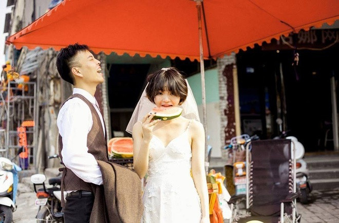 Nét hiện đại tiếp theo trong bộ ảnh cưới chụp máy phim này đó là trang phục có chút phá cách của cô dâu chú rể. Chú rể tóc undercut siêu ngầu; cô dâu tóc ngắn để tự nhiên, đội khăn voan cô dâu. Chú rể vẫn mặc sơ mi trắng nhưng không đóng nguyên bộ vest mà diện áo gile trẻ trung. Cô dâu trên cánh tay có một hình xăm, mặc váy trắng hai dây dáng dài nhưng liên tục kéo váy lên để… khoe đôi giày thể thao trắng cực chất, cũng là giày đôi với chú rể. Cặp đôi này chỉ vừa xuất hiện trong trang phục như vậy đã tạo cảm giác rất trẻ, rất vui, rất nghịch ngợm rồi!