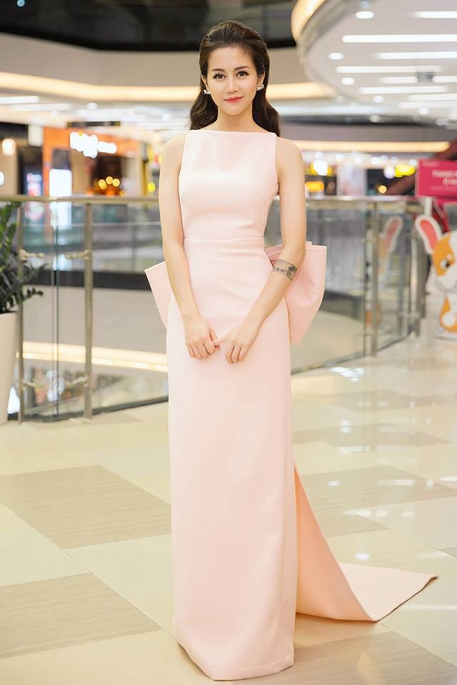 Đây là lần xuất hiện mới nhất sau tâm bão scandal với diễn viên Kiều Minh Tuấn. nàng diễn viên vẫn xinh đẹp đến nao lòng trong chiếc đầm hồng thướt tha.