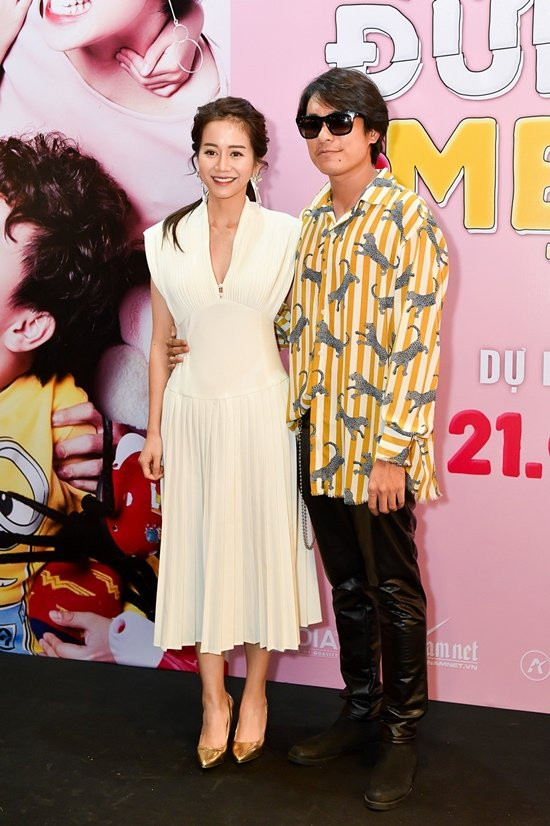 Rạng rỡ trong tay người yêu, nữ diễn viên An Nguy chọn chiếc váy xếp pli dịu dàng và ngọt ngào.