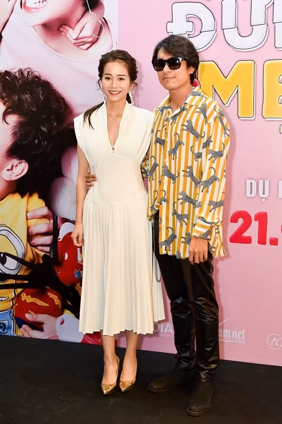 Rạng rỡ trong tay người yêu, nữ diễn viên An Nguy chọn chiếc váy xếp pli dịu dàng và ngọt ngào.