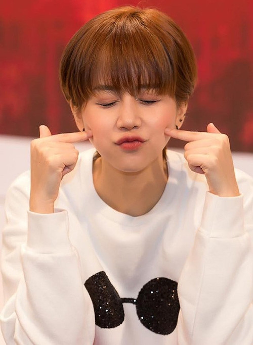 Khi tham gia dự án phim ” Chú ơi đừng lấy mẹ con” mới đây, người đẹp gây bất ngờ khi lần đầu cắt tóc tém. Kiểu tóc pixie hiện đại vô cùng thích hợp với cô