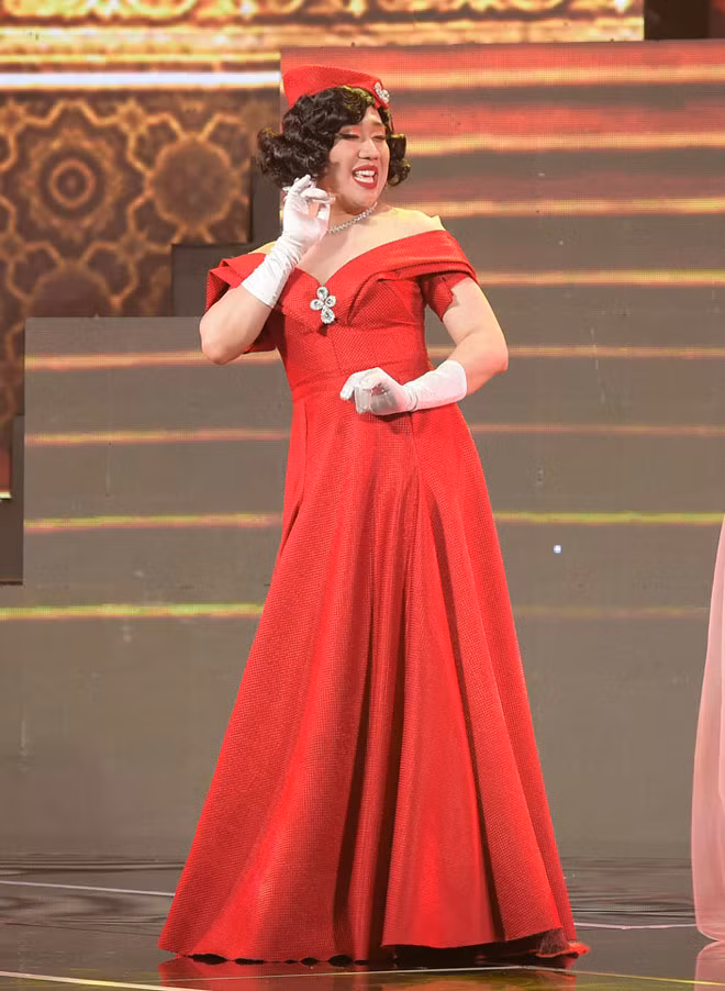 Mới đây, nam MC, diễn viên đa tài Trấn Thành lại một lần nữa khiến khán giả thích thú với hình tượng một quý bà đầy duyên dáng khi tham gia chương trình Gala nhạc Việt - Nợ ai đó lời xin lỗi.