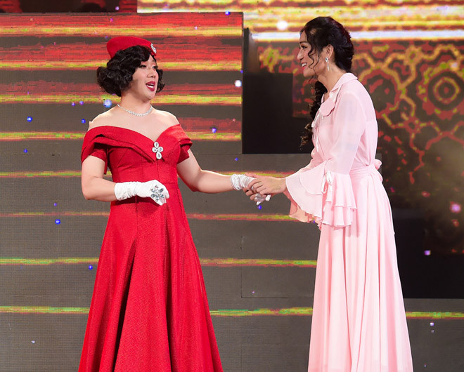 Theo đó, trong tiểu phẩm hài Lọ lem trở lại do chính Trấn Thành và BB Trần làm biên kịch, Trấn Thành đã hoá thân thành bà mẹ kế quý tộc, liên tục bắt nạt, ức hiếp nàng Lọ lem (BB Trần đảm nhận).