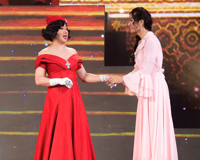 Theo đó, trong tiểu phẩm hài Lọ lem trở lại do chính Trấn Thành và BB Trần làm biên kịch, Trấn Thành đã hoá thân thành bà mẹ kế quý tộc, liên tục bắt nạt, ức hiếp nàng Lọ lem (BB Trần đảm nhận).