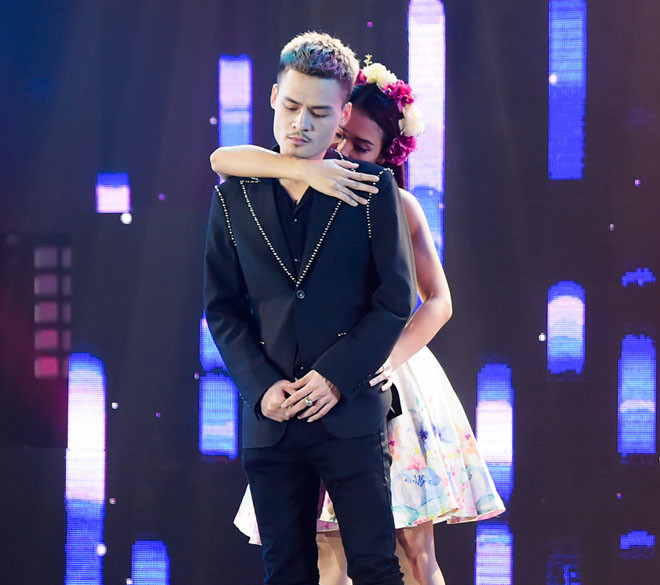 Bên cạnh các tiết mục hài, hiện tượng livestream Hoa Vinh cũng góp mặt trong Gala nhạc Việt lần này và mang đến tiết mục “Đừng quên tên anh” song ca cùng tác giả Đạt G.